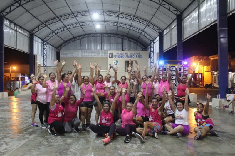 Zumba na Praça em alusão a campanha do outubro rosa