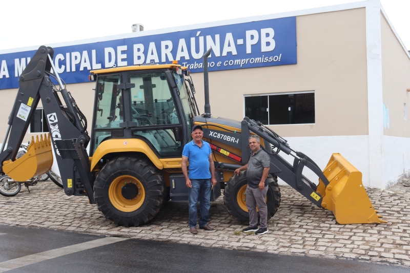Nova retroescavadeira já tá na cidade
