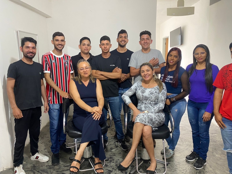 Encerramento dos cursos de Design de mechas e de corte masculino