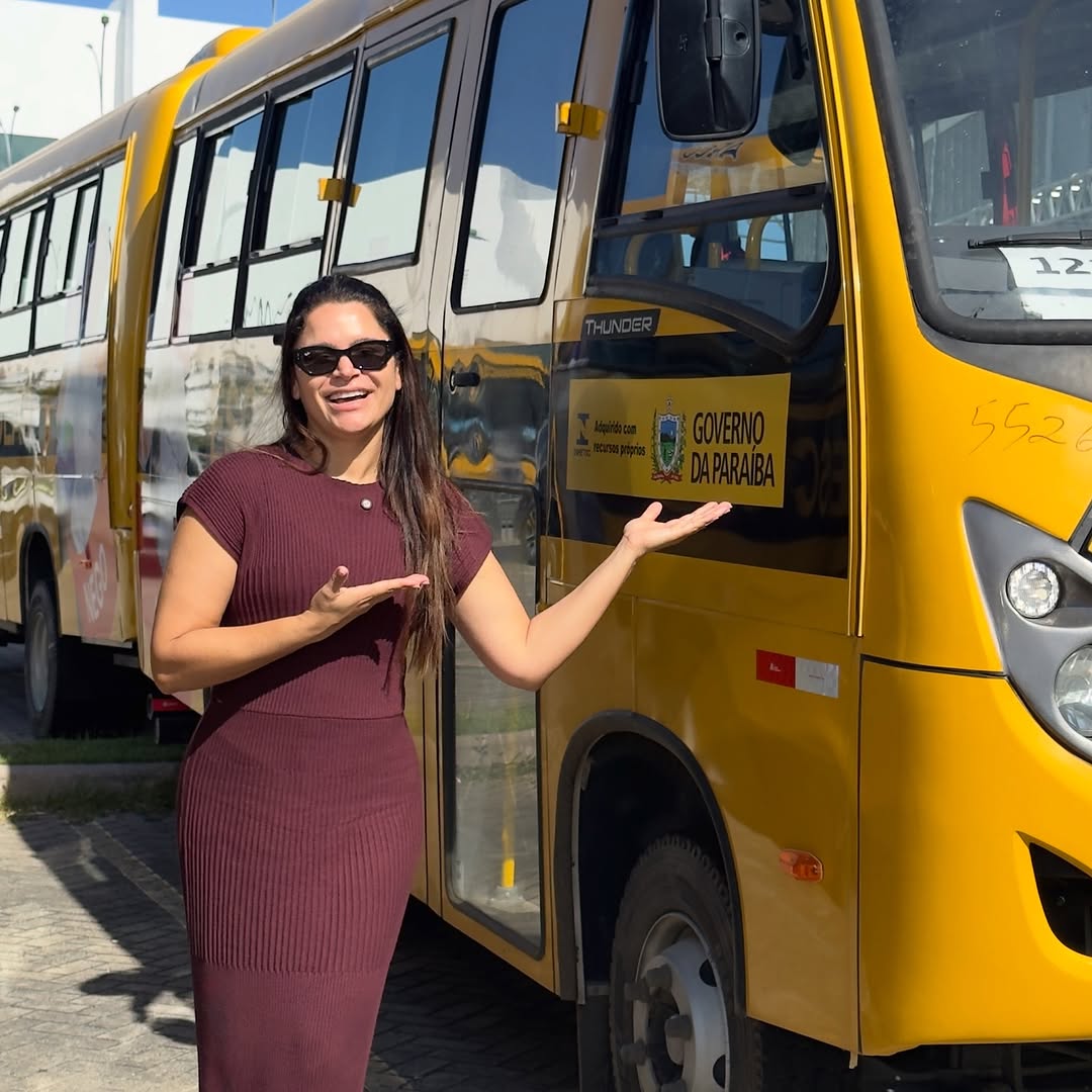Educação de Baraúna é fortalecida com novo ônibus escolar entregue à Prefeita